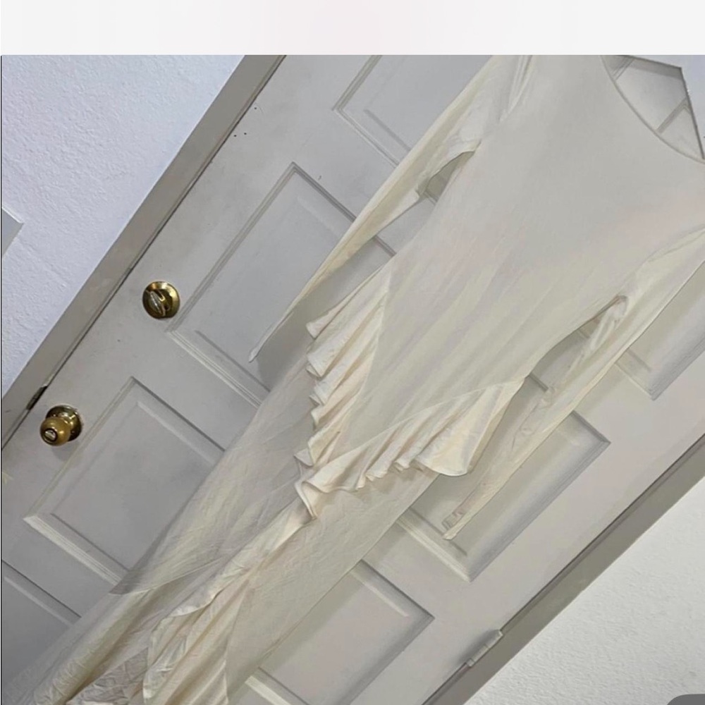 Elegant IVORY Maxi Dress - Picture 2 of 3